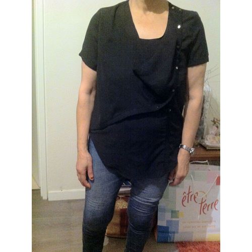 Tee-Shirt Noir Forme Liquette Taille Sm. Marque Sweewë Superposition Tissu Avec Boutons-Pression. Polyester (Tissu Infroissable).