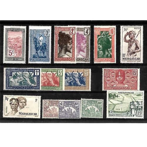 Madagascar - Lot De 12 Timbres Neufs Traces De Charnière