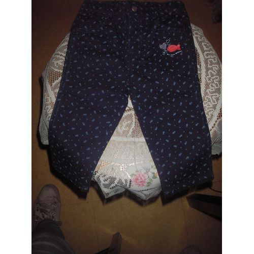 Pantalon Bébé ( 9 Mois ) ,De Marque Tissaïa ,Coloris Bleu Marine ,Motifs Petits Poissons Et Petits Coeurs Coloris Bleu Clair Ton Sur Ton ,Calligraphie :Poisson Et Coeur "Une Vague De Bisous " .
