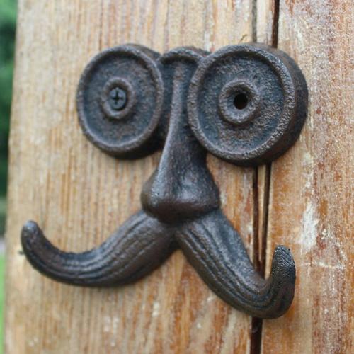 Crochet mural en fonte avec deux cintres, support mural, porte-manteau, vieil homme mignon vintage avec longue moustache, décor de jardin à la maison