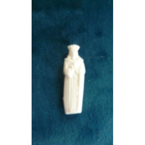 Ancienne Fève En Plastique = Une Reine