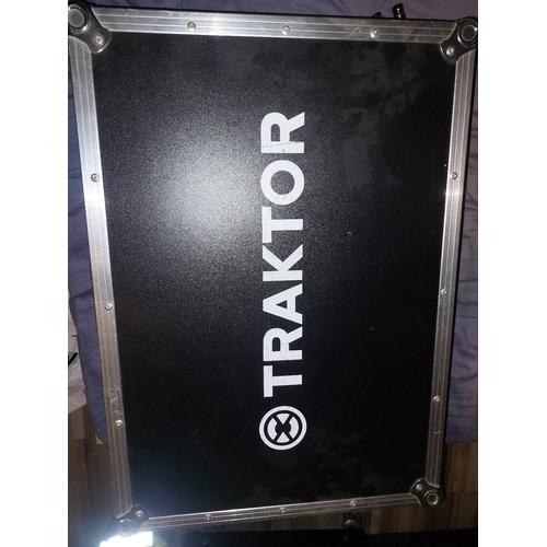 Contrôleur native instruments tracktor s3 dans son flight case jamais enlever de son flight case 550€négociable dans la limite du raisonnable