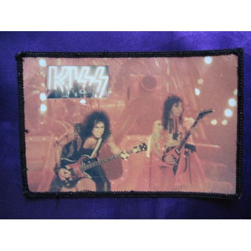 Kiss. Patch Avec 2 Photo Live Lick It Up. Sous Plastique. 13 X 8.5 Cm. Lot 425