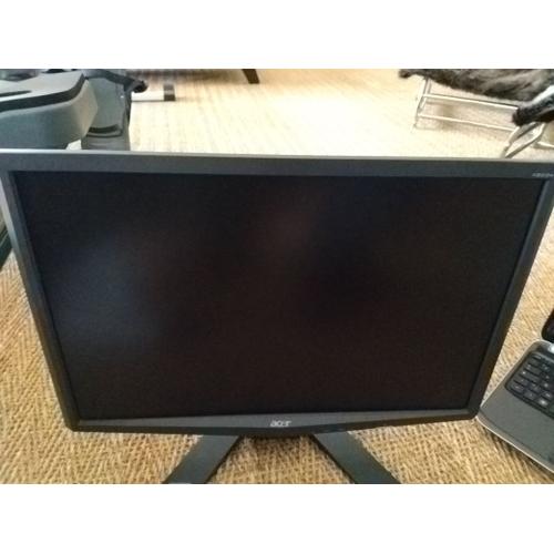 Acer X223W - Écran LCD - 22" - 1680 x 1050 - TN - 300 cd/m² - 1000:1 - 5 ms - VGA