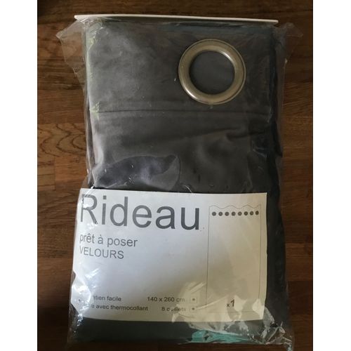 Un Rideau Velours Gris