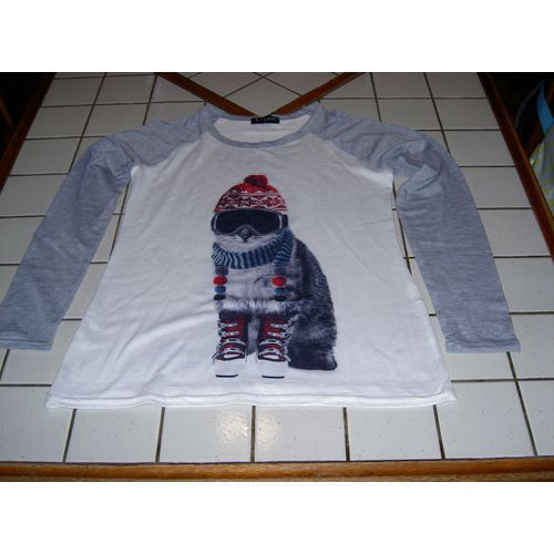 Pull Sweet Manches Longues Col Rond Blanc Et Gris Clair Motif Poitrine Et Dos Chat Gris Avec Bonnet, Écharpe Et Lunettes De Ski Taille 16 Ans.