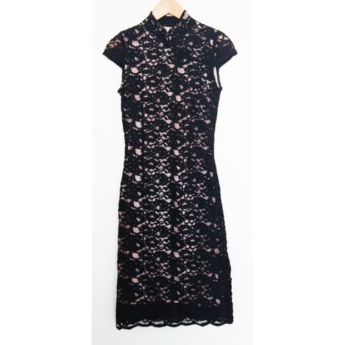 Robe En Dentelle Noire Et Doublure Rose. Manches Courtes. Caroll. Taille 36