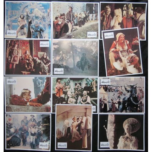 Jabberwocky - Jeu Complet De 12 Photos D'exploitation De Cin?ma - Chaque Affiche 22,5x28,5 Cm - De Terry Gilliam Avec Michael Palin, Harry H. Corbett, John Le Mesurier, Warren Mitchell - Film 1977