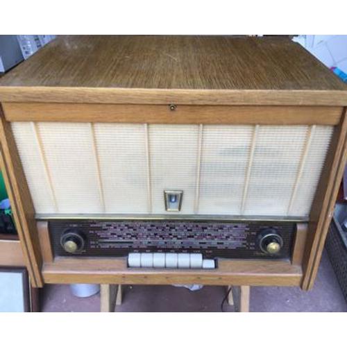 Radio ancienne Sonneclair avec tourne disque intègre