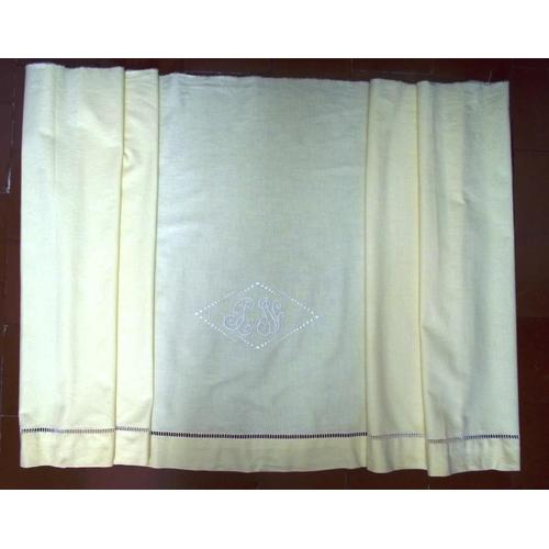 Coupon De Drap En Coton Jaune Monogramme P.N.Dans Un Cartouche Brodé Main Jour Échelle