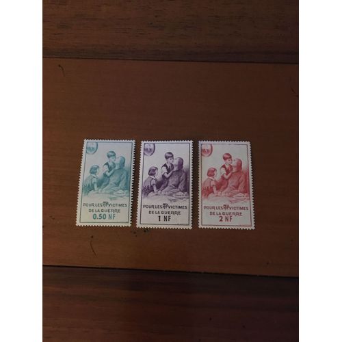 Lot De 3 Timbres Non Postaux Emis Pour Les Victimes De Guerre