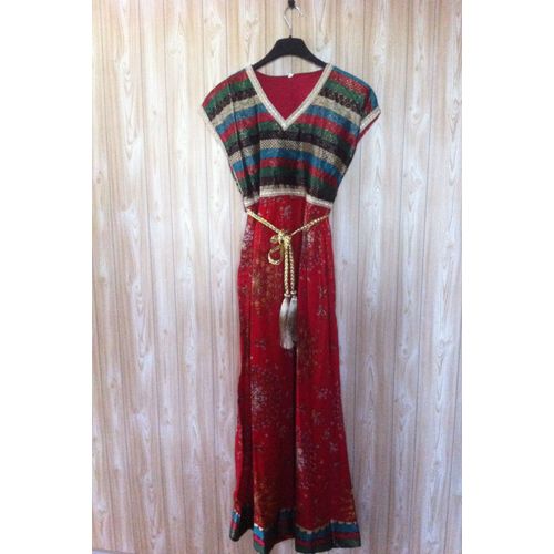 Robe Longue Rouge, Fils Dorés. Avec Ceinture Dorée. Taille M. Sans Manches.