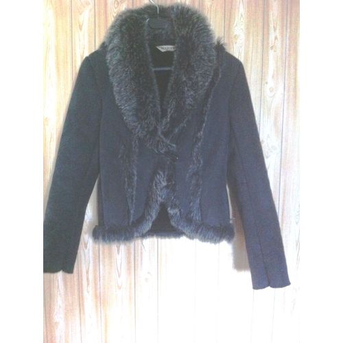Veste Noire Fourrée Marque Missy. Taille S. Fermeture À L'avant Par Un Bouton. Bordure Fourrure.