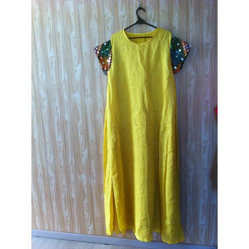 Robe Longue En Lin, Couleur Jaune. Taille Unique. Doublée. Demi-Manches Décorées De Petits Ronds Argentés. Longueur Totale : 1,48 M Environ. Largeur Taille : 58 Cm Environ. Faite Sur Mesure (Sans Éti