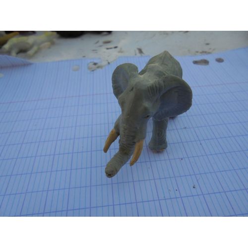 Éléphant En Plastique