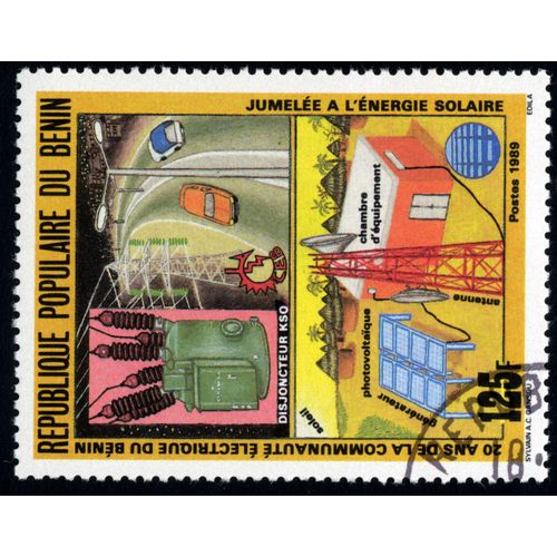 Timbre 20 Ans De La Communauté Électrique Du Bénin.Jumelé À L'énergie Solaire.République Populaire Du Bénin.Postes.1989.125f.