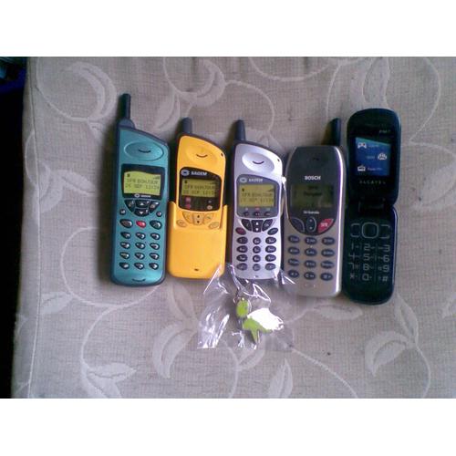 Sfr - Lot De 5 Telephones Factice Vintage - Sagem Jaune Clip Coulissant - Sagem Bleu - Sagem Gris - Bosch Bi Bande - Alcatel One Touch + Porte Clee Metal Bonhomme Vert