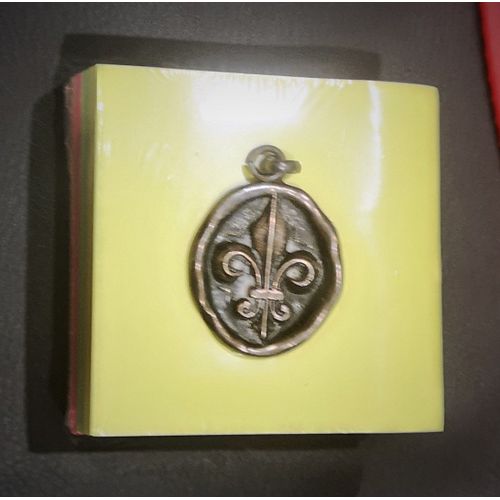 Vieille Médaille Pendentif Avec Une Fleur De Lys En Métal Gris Foncé