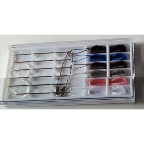 Kit Dépannage Couture Avec 2 Boutons, 1 Épingle À Nourrice Et 6 Fils De Couleur Avec Leur Aiguille Dans Un Étui Plastique 7.5x3.8cm Au Couvercle Coulissant