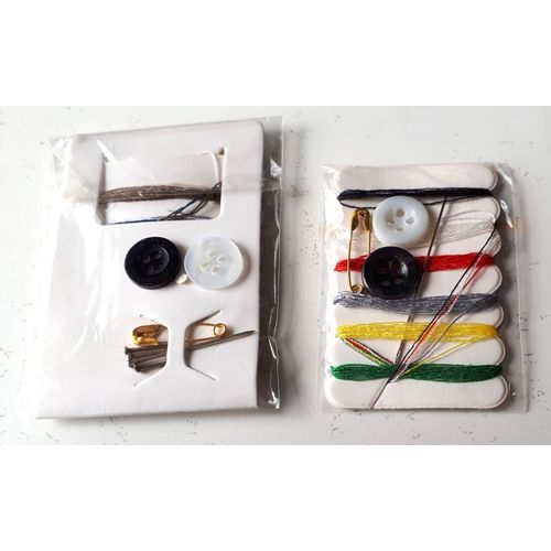 Deux Petits Kits Dépannage Couture Avec Boutons, Épingles Nourrice, Épingles, Fils Couleurs Diverses Et Une Aiguille