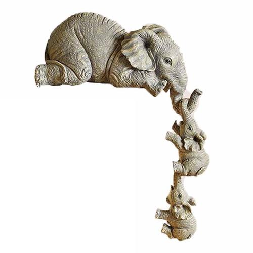 Mère Éléphant Accrochant Deux Figurines De Bébé Accrochées Au Bord D'une Étagère Ou D'une Table