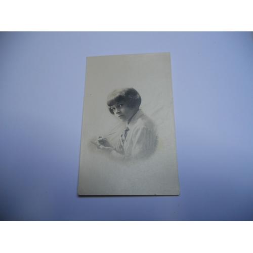 Themes Enfants Carte Ancienne Sans Ecriture En N/Bl Portrait D'une Fillette Ecrivant Avec Une Plume Sur Fond Blanc //Tbe