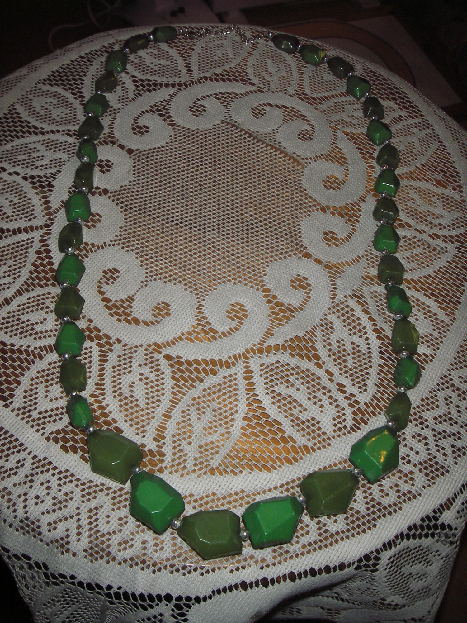 Collier Sautoir De Perles Cubiques, Coloris Vert,Fermoir Mousqueton,Petites Perles Coloris Argenté Entre Chaque Grosse,Longueur Fermé 47 Cm .