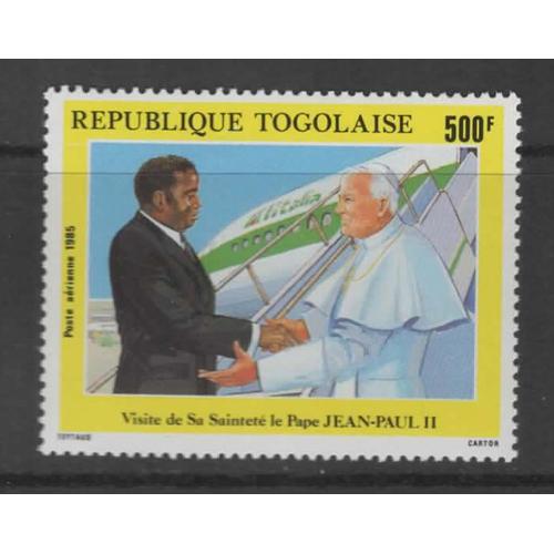 République Togolaise, Timbre-Poste Aérienne Y & T N° 563, 1985 - Visite De Jean Paul I I, Le Président Accueille Le Pape