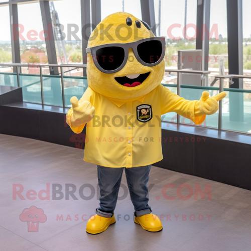 Personnage De Costume De Mascotte Redbrokoly Nachos Jaune Citron Habillé D'une Chemise Boutonnée Et De Lunettes De Soleil