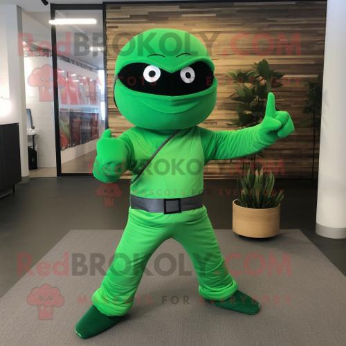 Mascotte Redbrokoly De Personnage De Ninja Vert Habillé D'un Jean Flare Et De Pinces À Chaussures