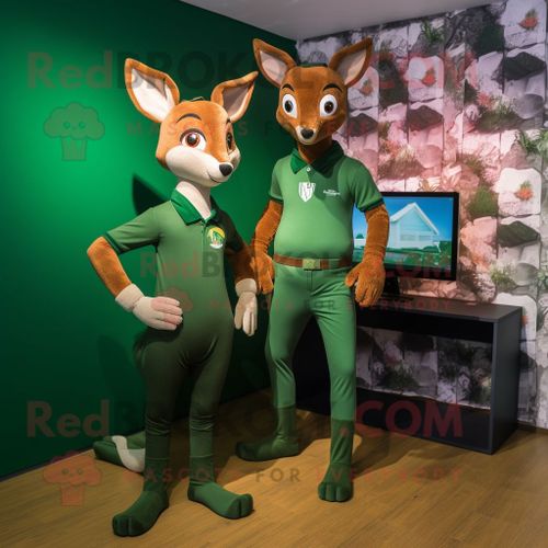 Personnage De Costume De Mascotte Redbrokoly De Chevreuil Vert Forêt Habillé Avec Un Legging Et Des Cravates