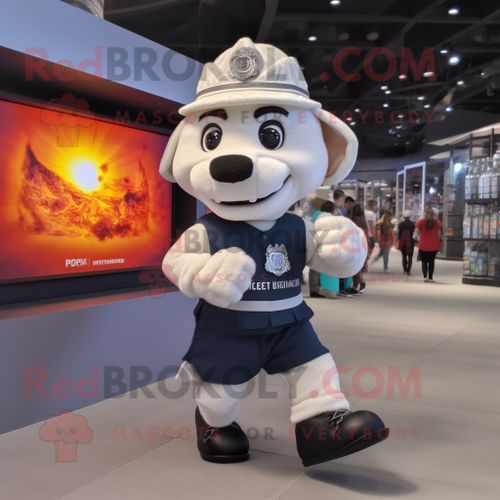 Personnage De Costume De Mascotte Redbrokoly De Pompier Blanc Vêtu D'un Short De Course Et De Portefeuilles