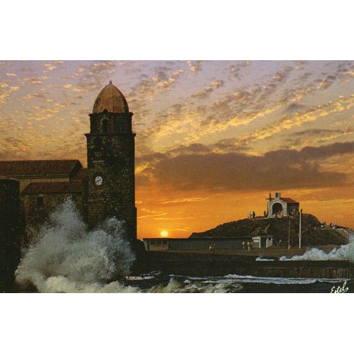 Carte Postale Couleur Collioure - 66 - Pyrenees Orientales - Coup De Mer Sur L'ancien Port Domine Pat Le Clocher De L'eglise Fortifiee Saint Vincent- Autrefois Tour Du Phare- Editions Estel