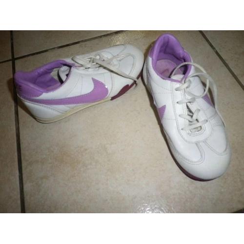 Baskets Nike Fille Taille 26.