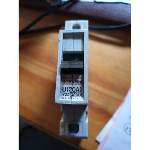 Legrand - Disjoncteur 01907 -U+N 230:280V  20A Réf. n°22/3000 pour tableau électrique
