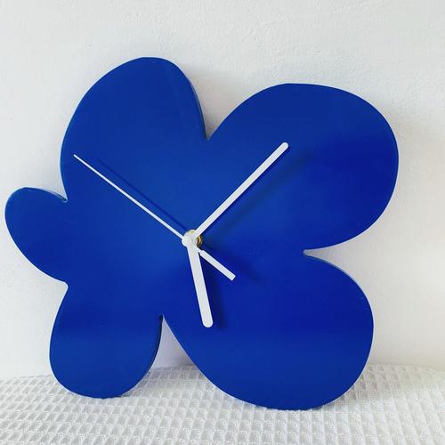 INS Retro Klein-Horloge murale bleue en forme de fleur, horloges silencieuses, studio nordique, décoration d'intérieur, ornements de bureau FigAuckland, accessoires photo