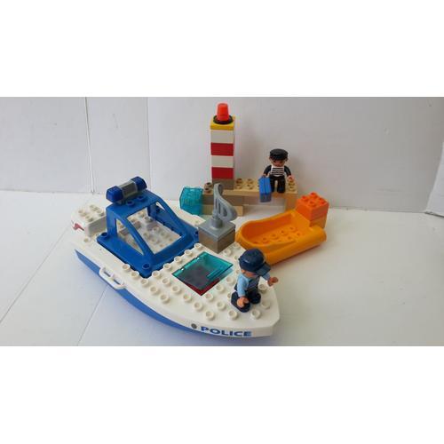 Lego Duplo Bateau De Police Avec Quai, Phare, Barque Et 2 Figurines De Policier Et Bandit