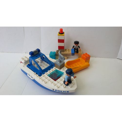 LEGO DUPLO Bateau de Police avec Quai, Phare, Barque et 2 Figurines de Policier et Bandit