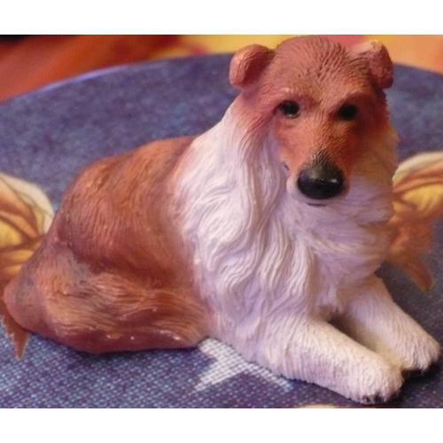 Figurine chien à poil long en polyrésine