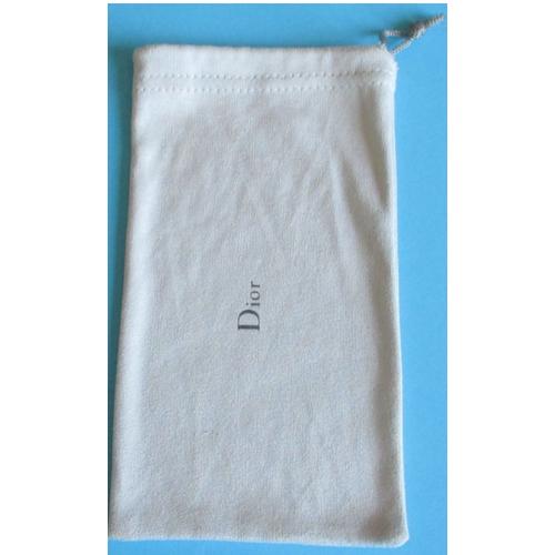 Pochette en tissu un peu soyeux gris clair avec cordon de serrage marquée Dior en petites lettres-17.5x9.5cm