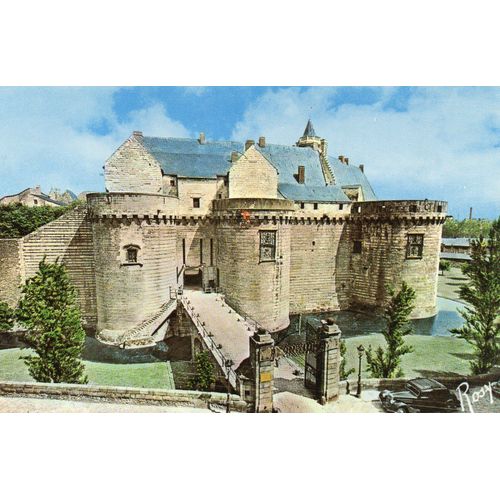 Carte Postale Couleur - Non Ecrite Et Dentelee - Milieu Xx Eme Siecle - N°1302 - Nantes - 44 Loire Atlantique Chateau Des Ducs De Bretagne- 15 Eme Siecle -- Cote De L' Entree - Editions Chapeau -
