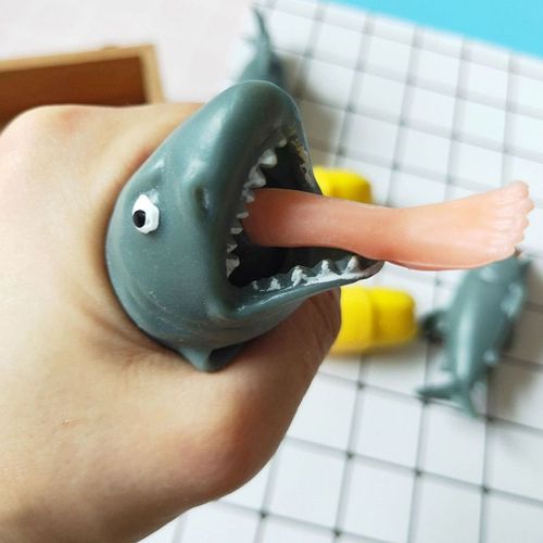 1pc Anti Stress Presser Jouet Créatif Mordre Jambe Requin Jouet En Plastique Drôle Spoof Truc Cadeau Pour Les Enfants