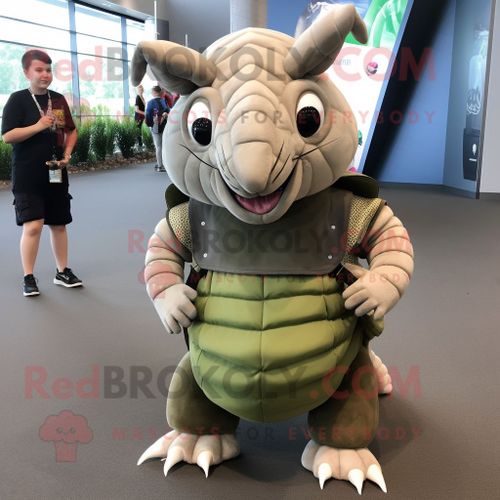 Personnage De Costume De Mascotte Redbrokoly Olive Armadillo Habillé D'une Mini Jupe Et De Bretelles