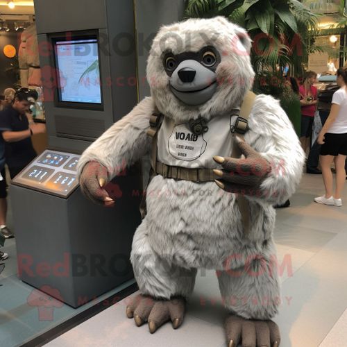 Mascotte Redbrokoly De Personnage Gris Paresseux Géant Habillé D'un Short Cargo Et De Montres Bracelet