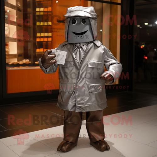 Personnage De Costume De Mascotte Redbrokoly De Barres De Chocolat En Argent Habillé D'un Imperméable Et De Pochettes