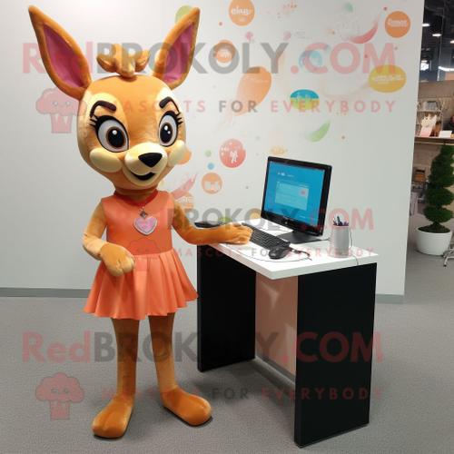 Personnage De Costume De Mascotte Redbrokoly Peach Chevreuil Habillé D'une Jupe Crayon Et De Porte-Clés