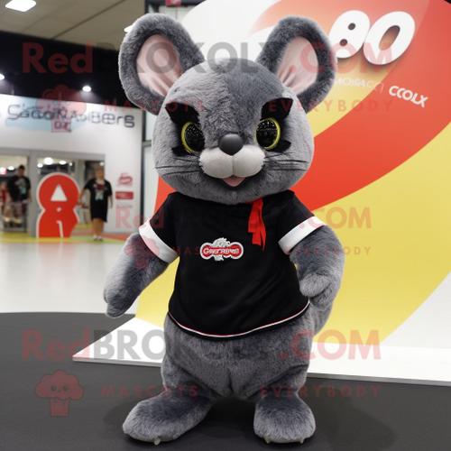 Mascotte Redbrokoly De Personnage De Chinchilla Noir Habillé D'une Mini Jupe Et De Bonnets