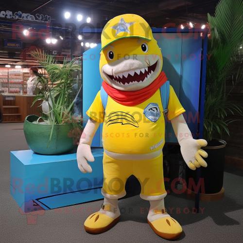 Personnage De Costume De Mascotte Redbrokoly De Requin Jaune Citron Habillé D'un Short De Bain Et De Porte-Clés