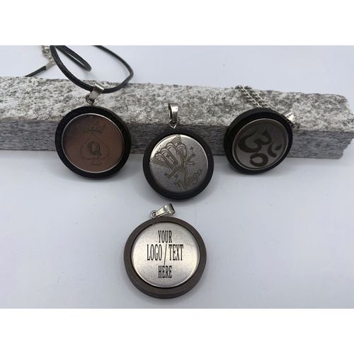 Collier Avec Pendentif Pour Un Cadeau Personnalisé. Pendentif Gravé De Votre Personnalisation Sur Indication. Le Pendentif Peut Être En Acier Ou En Laiton.