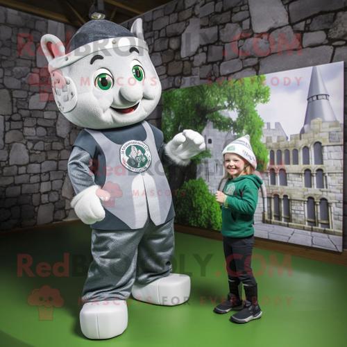 Personnage De Costume De Mascotte Redbrokoly Silver Irish Castle Habillé D'une Salopette Et De Montres